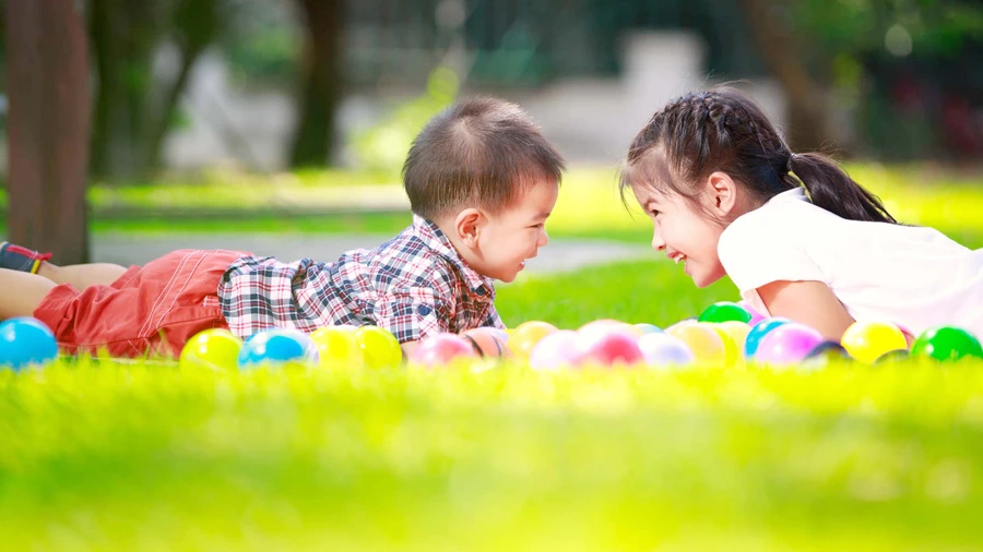 Cần tạo môi trường tốt để con trẻ cảm thấy an toàn và yên tâm..