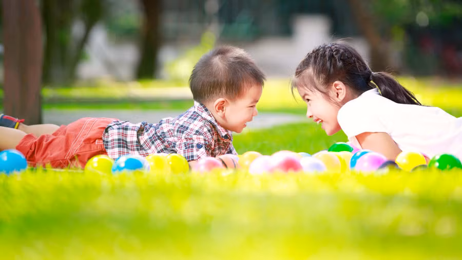 Cần tạo môi trường tốt để con trẻ cảm thấy an toàn và yên tâm..