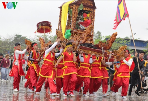 đặc sắc màn rước "kiệu bay" trong ngày khai hội tại xứ nghệ hình 2 dac sac man ruoc "kieu bay" trong ngay khai hoi tai xu nghe hinh 2
