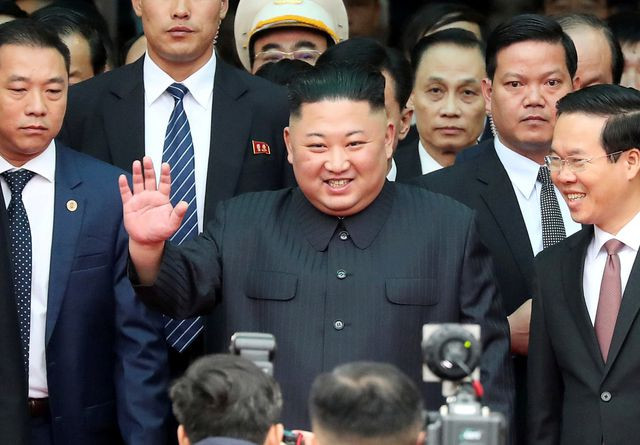 Ảnh Chủ tịch Kim Jong-un vẫy chào người dân tại Đồng Đăng trên báo quốc tế - 5 Ảnh Chủ tịch Kim Jong-un vẫy chào người dân tại Đồng Đăng trên báo quốc tế - 5
