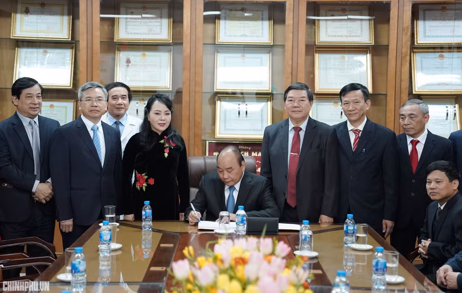 Thủ tướng ghi lưu bút tại BV Bạch Mai. Ảnh: VGP/Quang Hiếu