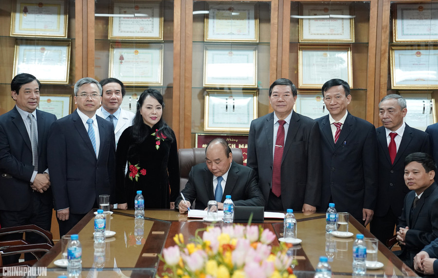 Thủ tướng ghi lưu bút tại BV Bạch Mai. Ảnh: VGP/Quang Hiếu Thủ tướng ghi lưu bút tại BV Bạch Mai. Ảnh: VGP/Quang Hiếu