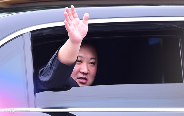 Ông Kim Jong-un hạ kính chào người dân Đồng Đăng, Lạng Sơn trước khi xe lăn bánh về Hà Nội. Ảnh: Giang Huy. Ông Kim Jong-un hạ kính chào người dân Đồng Đăng, Lạng Sơn trước khi xe lăn bánh về Hà Nội. Ảnh: Giang Huy.