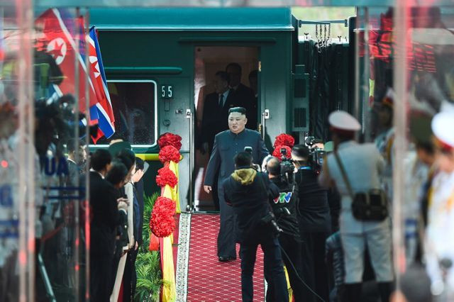 Ảnh Chủ tịch Kim Jong-un vẫy chào người dân tại Đồng Đăng trên báo quốc tế - 1 Ảnh Chủ tịch Kim Jong-un vẫy chào người dân tại Đồng Đăng trên báo quốc tế - 1