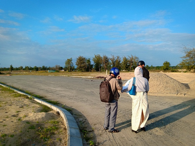 Nhiều dự án đô thị đang trong giai đoạn đền bù, giải tỏa cũng rầm rộ bán đất