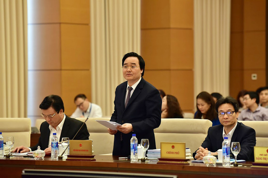Bộ trưởng Bộ GD&ĐT Phùng Xuân Nhạ trình bày Báo cáo kết quả lấy ý kiến nhân dân về dự án Luật GD (sửa đổi). Ảnh: Quang Khánh