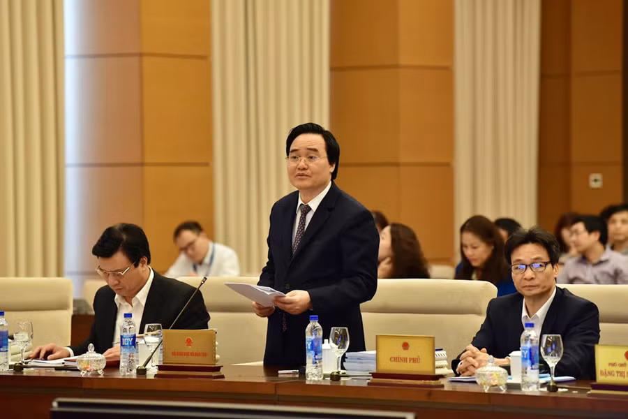 Bộ trưởng Bộ GD&ĐT Phùng Xuân Nhạ trình bày Báo cáo kết quả lấy ý kiến nhân dân về dự án Luật GD (sửa đổi). Ảnh: Quang Khánh