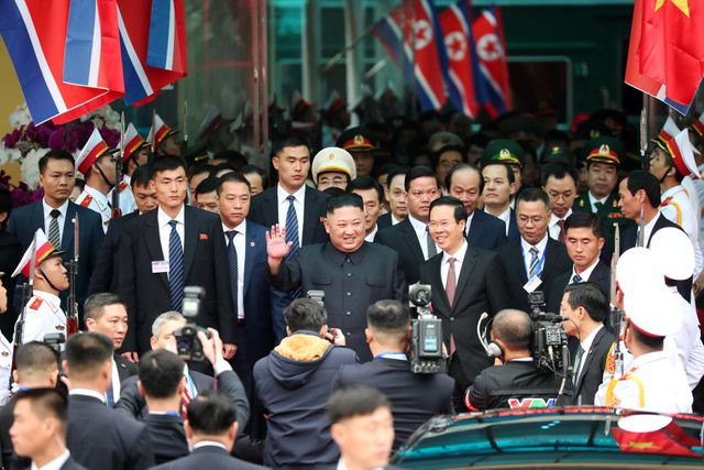 Ảnh Chủ tịch Kim Jong-un vẫy chào người dân tại Đồng Đăng trên báo quốc tế - 8 Ảnh Chủ tịch Kim Jong-un vẫy chào người dân tại Đồng Đăng trên báo quốc tế - 8