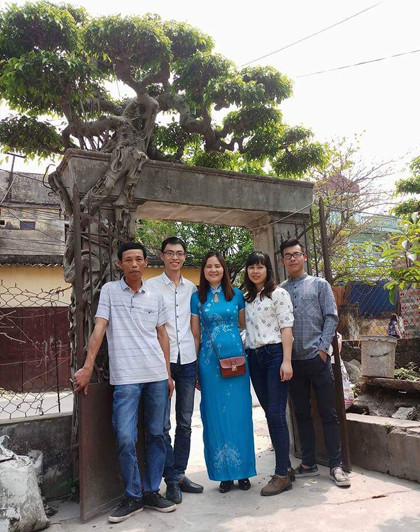 Anh Vinh (ngoài cùng bên trái) trước cây sanh có tuổi đời cỡ 30 năm. Ảnh: NVCC.