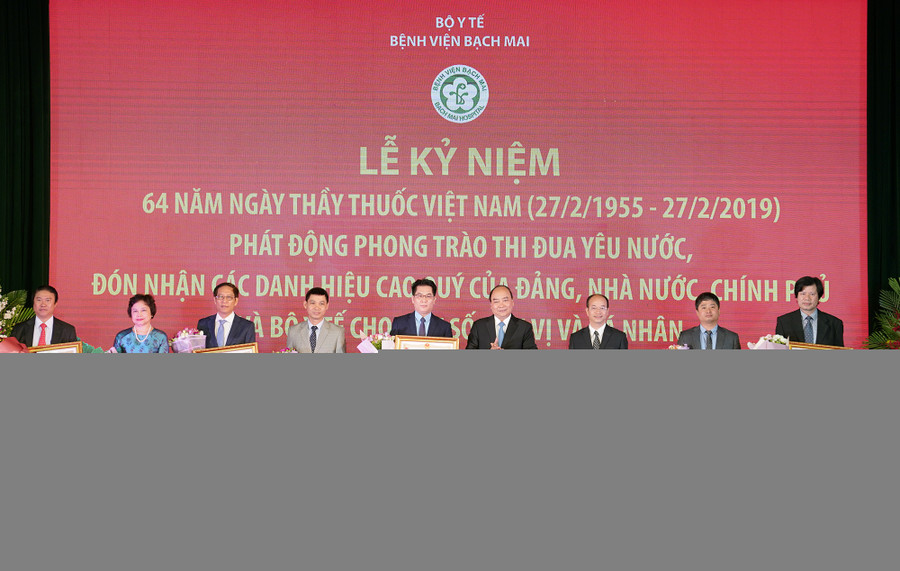 Thủ tướng Nguyễn Xuân Phúc trao Huân chương Lao động cho 6 tập thể và 2 cá nhân của Bệnh viện Bạch Mai. Ảnh: VGP/Quang Hiếu Thủ tướng Nguyễn Xuân Phúc trao Huân chương Lao động cho 6 tập thể và 2 cá nhân của Bệnh viện Bạch Mai. Ảnh: VGP/Quang Hiếu