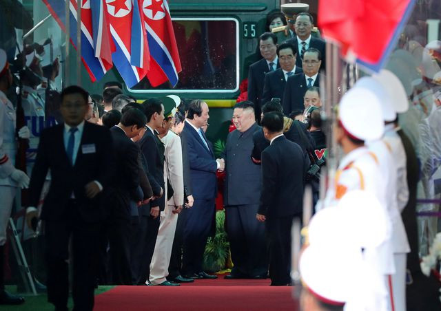Ảnh Chủ tịch Kim Jong-un vẫy chào người dân tại Đồng Đăng trên báo quốc tế - 3 Ảnh Chủ tịch Kim Jong-un vẫy chào người dân tại Đồng Đăng trên báo quốc tế - 3