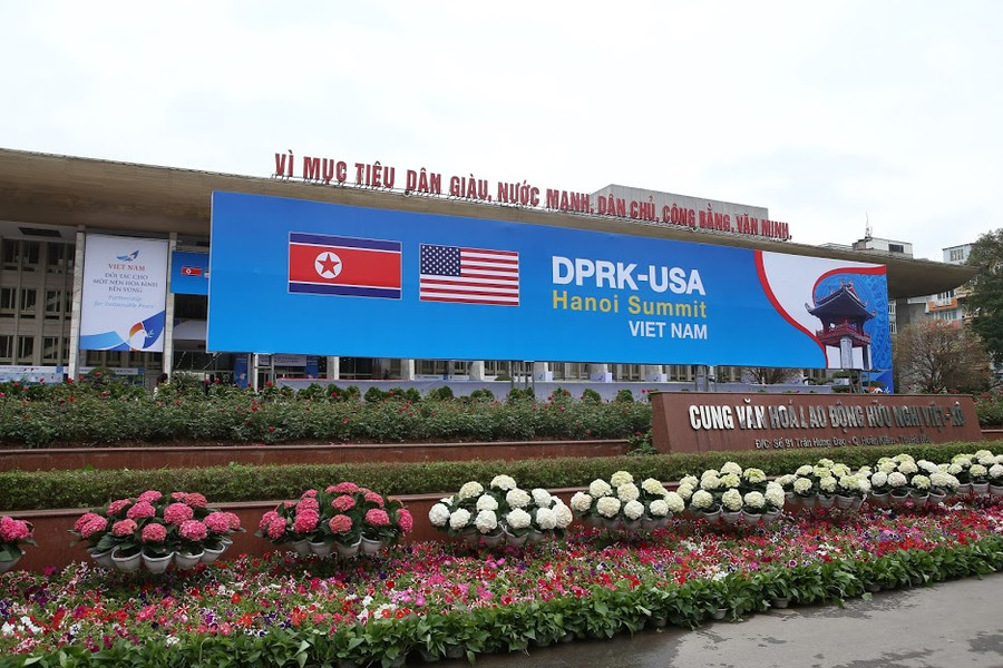 Chỉnh trang đường phố phục vụ sự kiện. Ảnh: Thế Đại