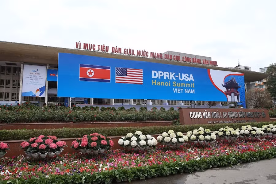 Chỉnh trang đường phố phục vụ sự kiện. Ảnh: Thế Đại