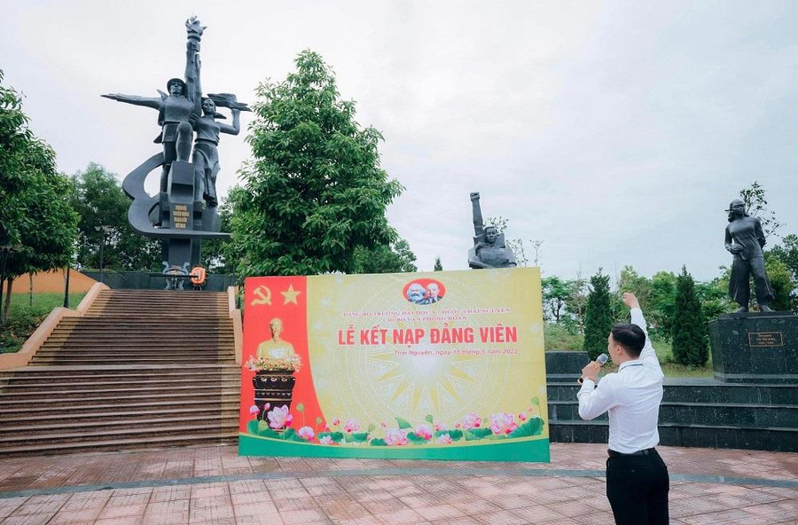 Sinh viên vinh dự được đứng trong hàng ngũ của đảng Sinh viên vinh dự được đứng trong hàng ngũ của đảng