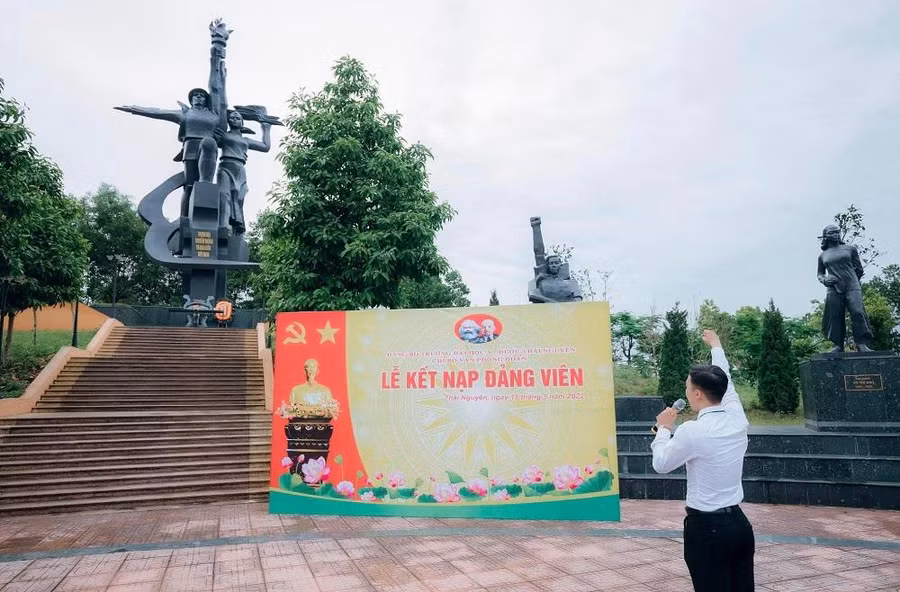 Sinh viên vinh dự được đứng trong hàng ngũ của đảng Sinh viên vinh dự được đứng trong hàng ngũ của đảng