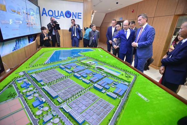 Ông Martin Dulig cùng đoàn công tác đã đến thăm và làm việc tại nhà máy nước mặt sông Đuống. Ông Martin Dulig cùng đoàn công tác đã đến thăm và làm việc tại nhà máy nước mặt sông Đuống.