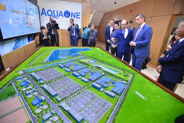 Ông Martin Dulig cùng đoàn công tác đã đến thăm và làm việc tại nhà máy nước mặt sông Đuống. Ông Martin Dulig cùng đoàn công tác đã đến thăm và làm việc tại nhà máy nước mặt sông Đuống.