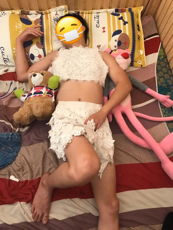 Chiêu dằn mặt chồng suốt ngày say xỉn bá đạo của vợ ảnh 1 Người chồng say đến mức không biết gì nên chủ thớt mang váy vóc ra để dằn mặt.