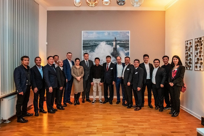 Ngày 12/11, tại Leipzig, CHLB Đức, Bộ trưởng Martin Dulig cũng đã tham dự Lễ khai trương ngôi nhà Việt tại Đức. Ngày 12/11, tại Leipzig, CHLB Đức, Bộ trưởng Martin Dulig cũng đã tham dự Lễ khai trương ngôi nhà Việt tại Đức.