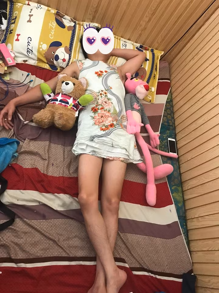 Nam chính trong bức ảnh đã năn nỉ vợ mình không đăng lên trang cá nhân.