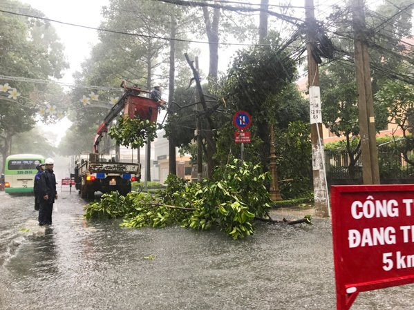 Bão số 9 suy yếu thành áp thấp nhiệt đới, Sài Gòn mưa lớn gây ngập Bão số 9 suy yếu thành áp thấp nhiệt đới, Sài Gòn mưa lớn gây ngập