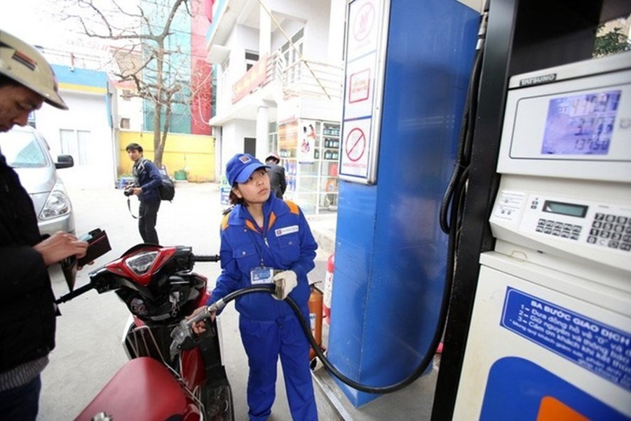 15h hôm nay giá xăng giảm mạnh, xăng E5 RON92 xuống mức dưới 19.000 đồng/lít