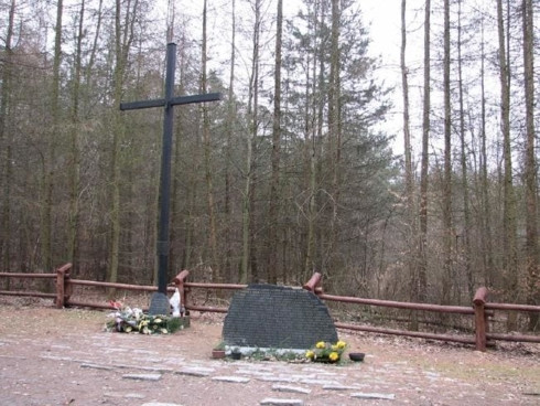 Đài tưởng niệm các nạn nhân vụ rơi máy bay năm 1987 được dựng ở bìa khu rừng Kabaty, ngoại ô Warsaw, Ba Lan. Ảnh: Wikimedia Commons / Grzegorz Petka. Đài tưởng niệm các nạn nhân vụ rơi máy bay năm 1987 được dựng ở bìa khu rừng Kabaty, ngoại ô Warsaw, Ba Lan. Ảnh: Wikimedia Commons / Grzegorz Petka.