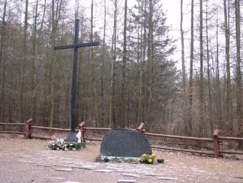 Đài tưởng niệm các nạn nhân vụ rơi máy bay năm 1987 được dựng ở bìa khu rừng Kabaty, ngoại ô Warsaw, Ba Lan. Ảnh: Wikimedia Commons / Grzegorz Petka. Đài tưởng niệm các nạn nhân vụ rơi máy bay năm 1987 được dựng ở bìa khu rừng Kabaty, ngoại ô Warsaw, Ba Lan. Ảnh: Wikimedia Commons / Grzegorz Petka.