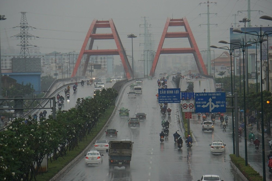 Bão số 9 suy yếu thành áp thấp nhiệt đới, TP.HCM mưa lớn gây ngập