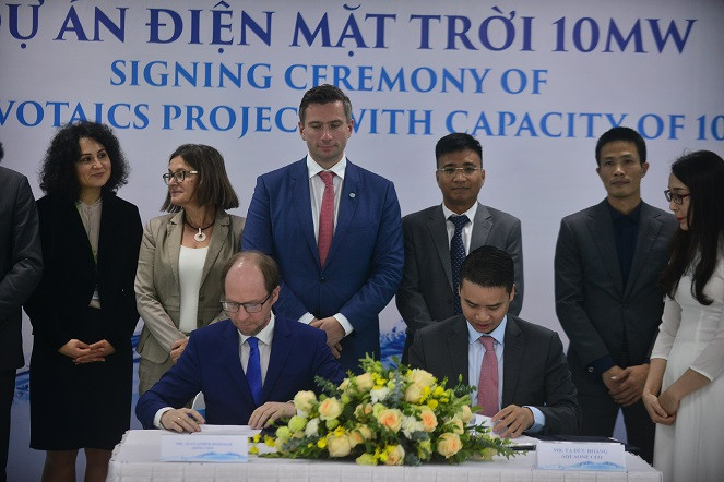 Bộ trưởng Martin Dulig chứng kiến lễ ký Bản ghi nhớ giữa Tập đoàn Aquaone - Việt Nam và Công ty Aone Deusheuche - Đức. Bộ trưởng Martin Dulig chứng kiến lễ ký Bản ghi nhớ giữa Tập đoàn Aquaone - Việt Nam và Công ty Aone Deusheuche - Đức.