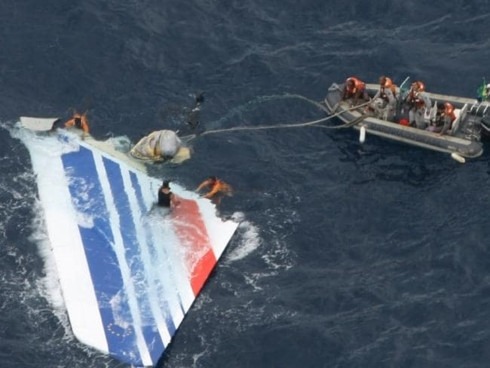 Mảnh vỡ của chiếc máy bay được trục vớt 2 năm sau khi tai nạn xảy ra. Ảnh: AP. Mảnh vỡ của chiếc máy bay được trục vớt 2 năm sau khi tai nạn xảy ra. Ảnh: AP.