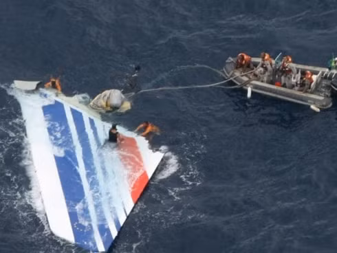 Mảnh vỡ của chiếc máy bay được trục vớt 2 năm sau khi tai nạn xảy ra. Ảnh: AP. Mảnh vỡ của chiếc máy bay được trục vớt 2 năm sau khi tai nạn xảy ra. Ảnh: AP.