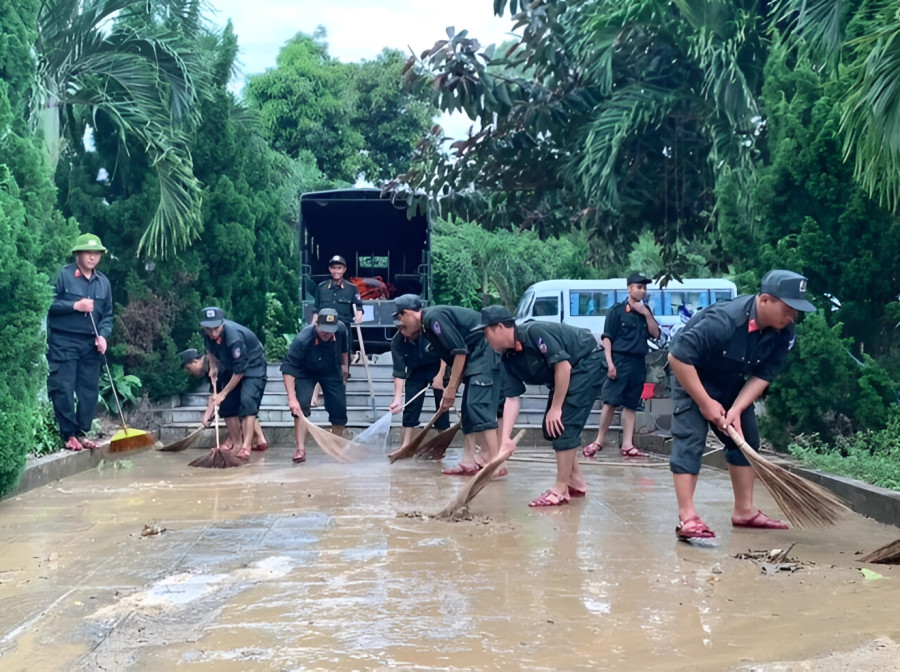 Cán bộ, chiến sĩ Trung đoàn CSCĐ Bắc Trung Bộ xuống các địa phương ở Hà Tĩnh giúp người người dân khắc phục hậu quả mưa lũ. (Ảnh: CAND)