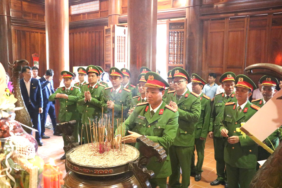 Đoàn công tác Trung đoàn CSCĐ Bắc Trung Bộ dâng hương tưởng niệm Chủ tịch Hồ Chí Minh.