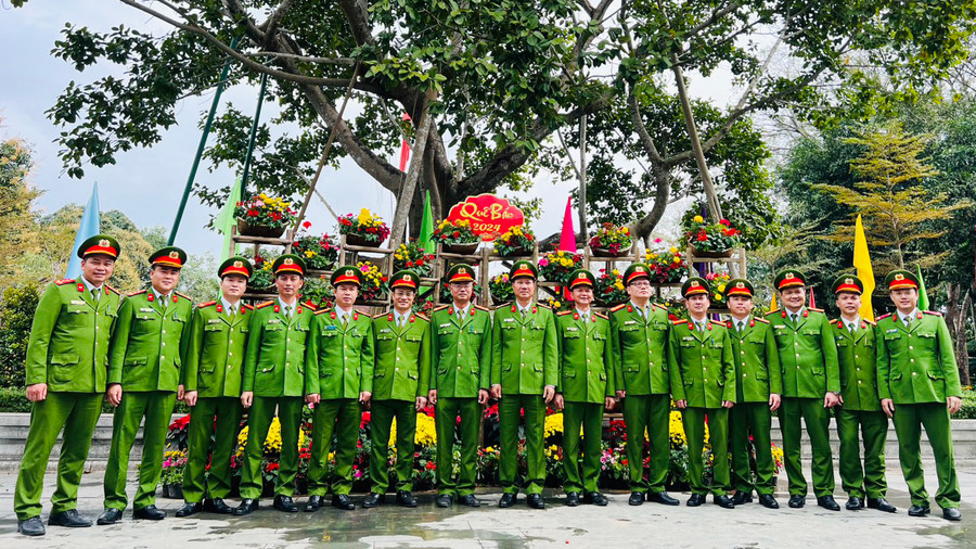 Đoàn công tác Trung đoàn CSCĐ Bắc Trung Bộ chụp ảnh lưu niệm tại Khu di tích Kim Liên.