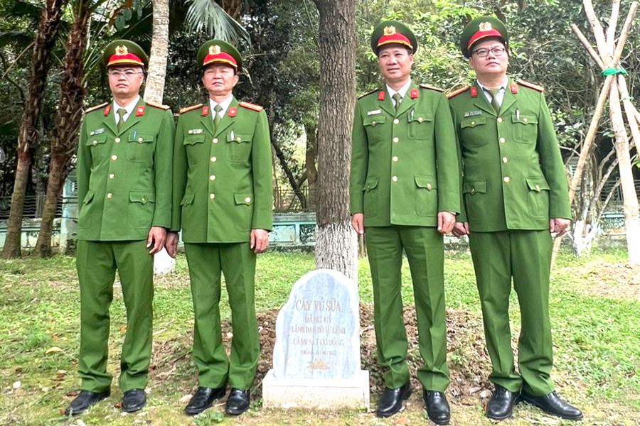 Lãnh đạo Trung đoàn CSCĐ Bắc Trung Bộ chụp ảnh lưu niệm bên cây vú sữa do Đảng uỷ, lãnh đạo Bộ tư lệnh CSCĐ trồng trong Khu di tích Kim Liên.