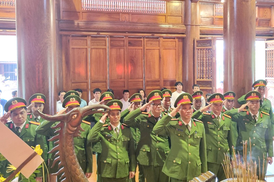 Cán bộ, chiến sĩ bày tỏ tấm lòng thành kính và biết ơn vô hạn trước anh linh Bác Hồ vĩ đại.