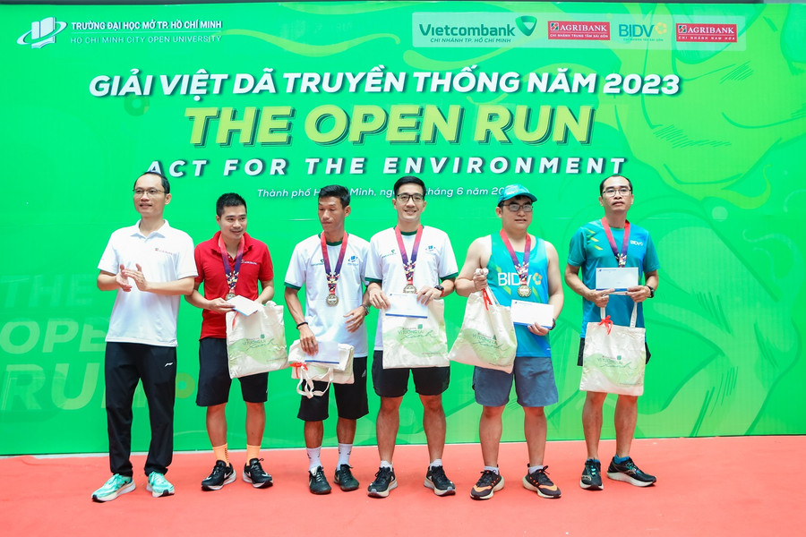 Trao giải cho các vận động viên xuất sắc.