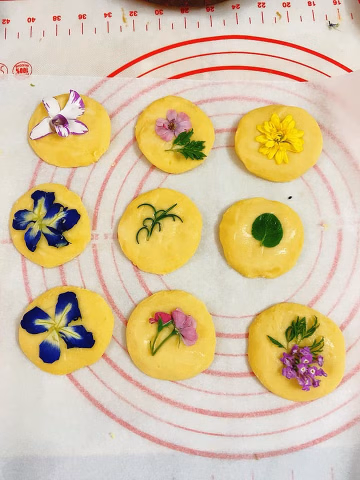 Cách làm bánh quy hoa tươi lạ mắt đãi khách ngày Tết ảnh 3