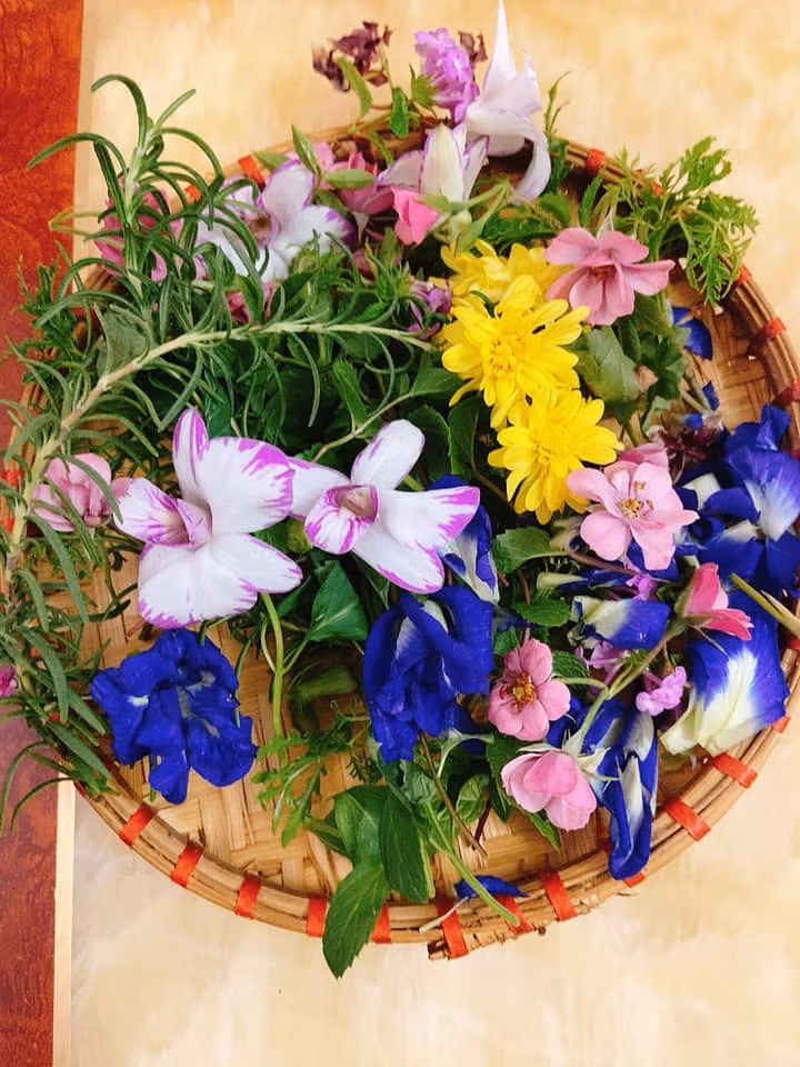 Hoa lá tươi dùng để trang trí.