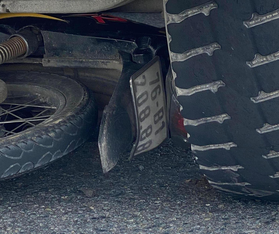 Chiếc xe máy của nạn nhân bị cuốn dưới gầm xe ben.