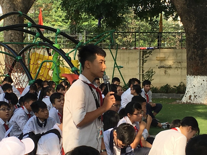 Các em học sinh đặt rất nhiều câu hỏi cho chuyên gia