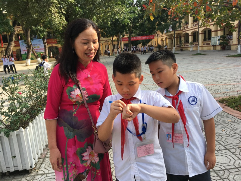 Em Ngô Gia Hưng (Lớp 6H) cùng bạn xin lưu lại số điện thoại của chuyên gia để xin ý kiến khi cần