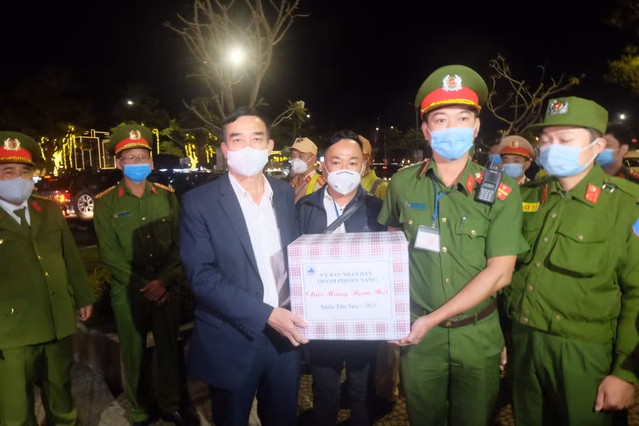 Ông Lê Trung Chinh tặng quà và chúc Tết lực lượng cảnh sát 911 (Công an TP Đà Nẵng).