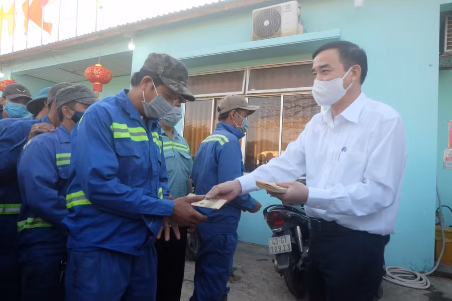 Ông Lê Trung Chinh lì xì cho công nhân Xí nghiệp Quản lý bãi rác Khánh Sơn.