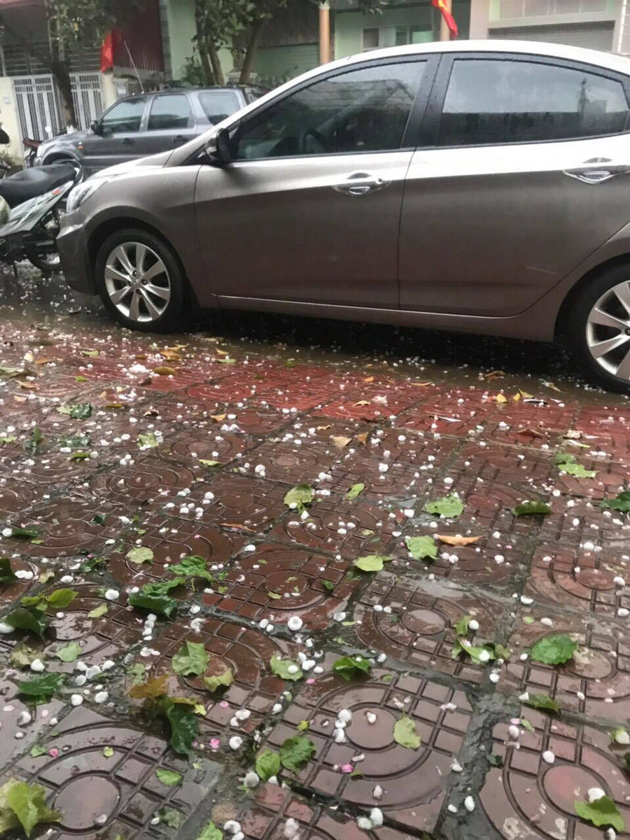 Nhiều phương tiện không thể lưu thông do mưa lớn kèm theo giông lốc xảy ra tại Tp Lai Châu