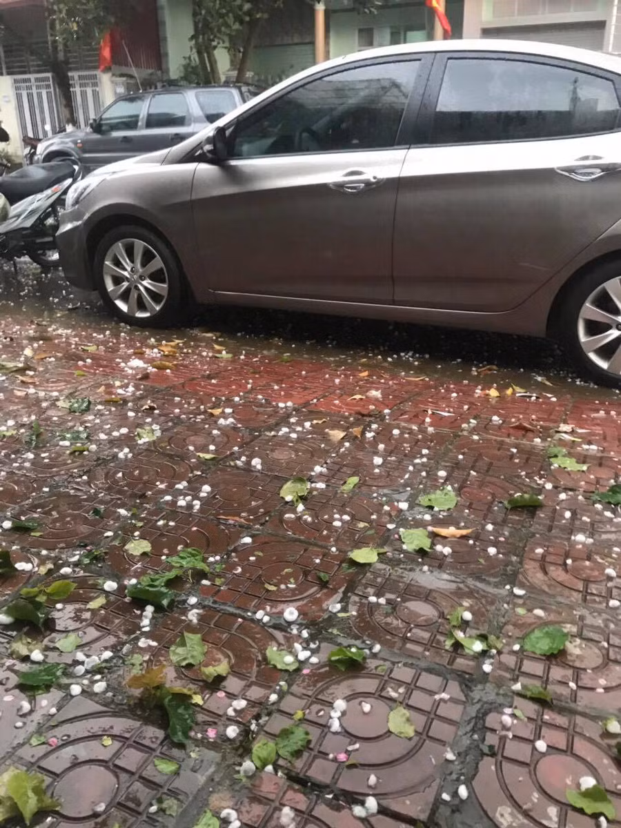 Nhiều phương tiện không thể lưu thông do mưa lớn kèm theo giông lốc xảy ra tại Tp Lai Châu