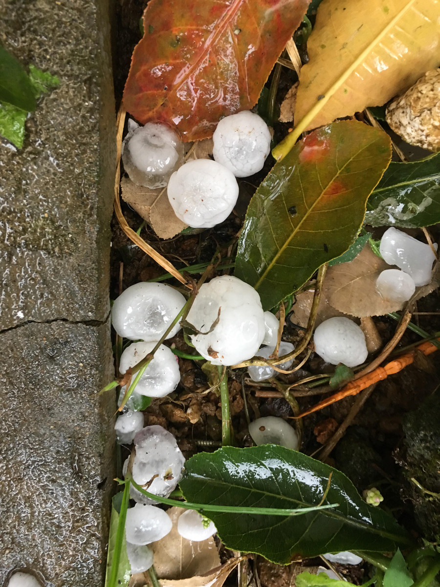 Sau khi rơi hơn 1 giờ đồng hồ, nhiều viên đá lớn vẫn chưa tan chảy