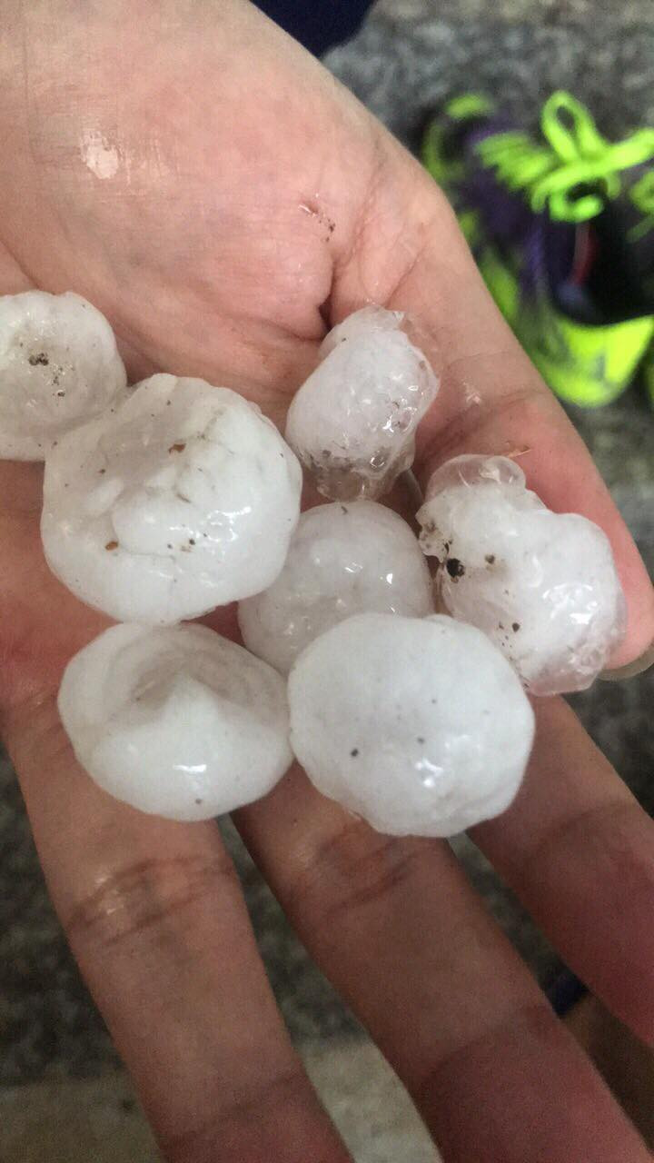 Người dân phường Tân Phong, Tp Lai Châu cho biết, xuất hiện nhiều viên đá lớn, có kích thước bằng quả chanh