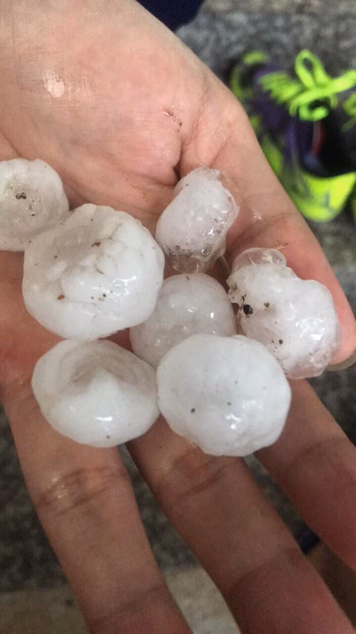 Người dân phường Tân Phong, Tp Lai Châu cho biết, xuất hiện nhiều viên đá lớn, có kích thước bằng quả chanh